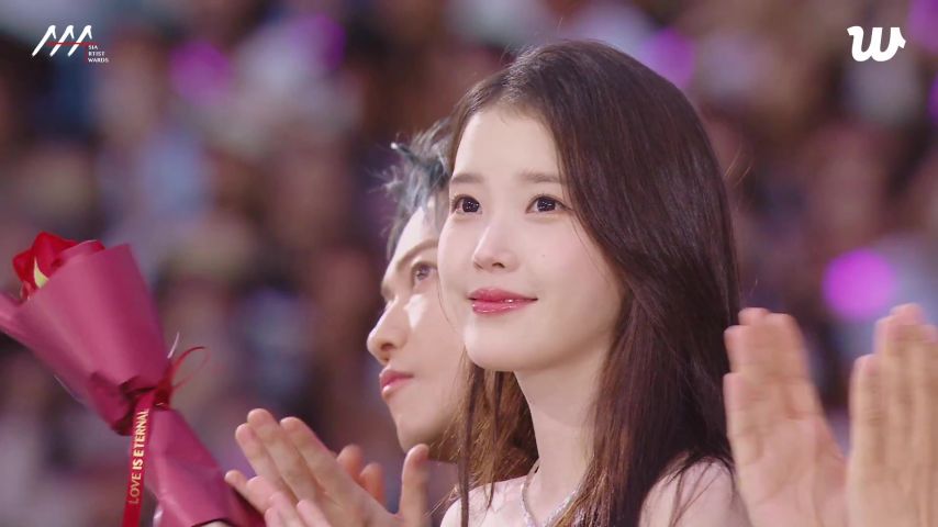 오프숄더 드레스 입은 2025 AAA 시상식 아이유 . JPGIF (스압)1_2.jpg