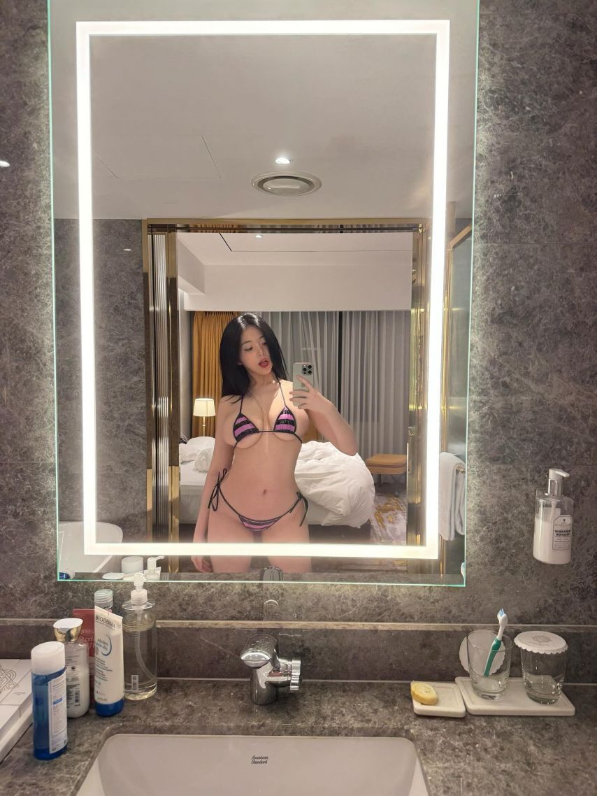 이연우 비키니 셀카 거울샷1_1.jpeg