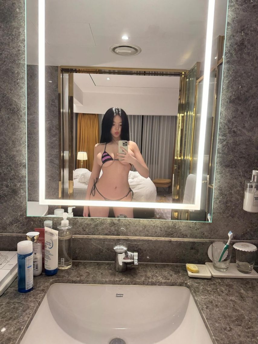 이연우 비키니 셀카 거울샷1_3.jpeg