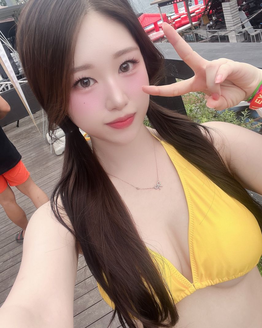 맥심 모델 지니 빠지에서 비키니 입는 테토녀1_3.jpeg