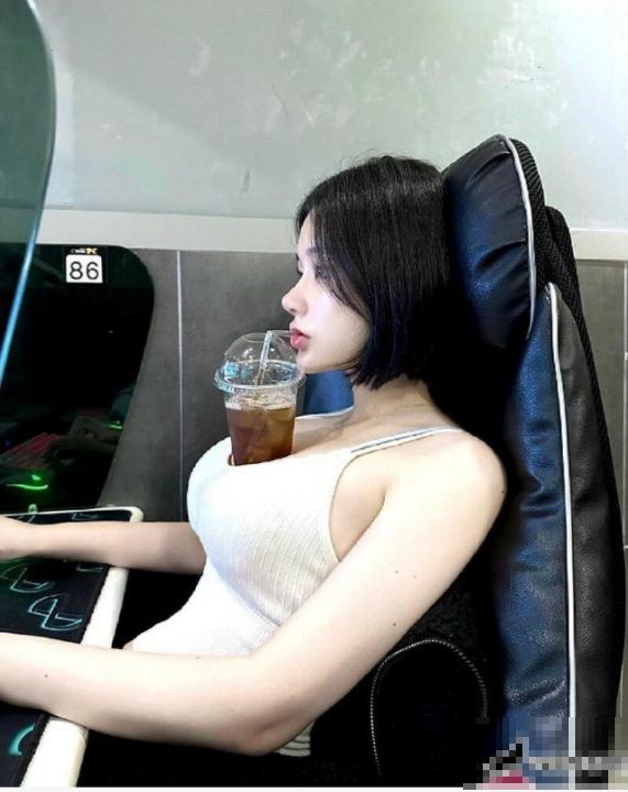 커피 마시는 누나2.png.jpg