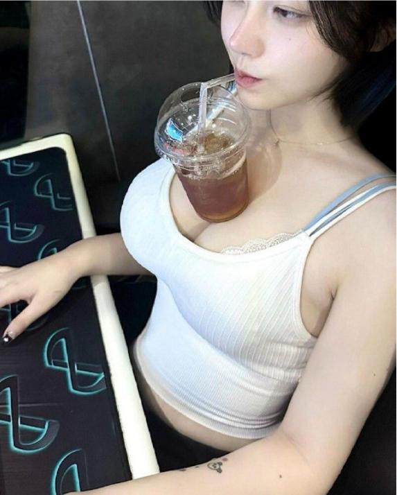 커피 마시는 누나1.png.jpg