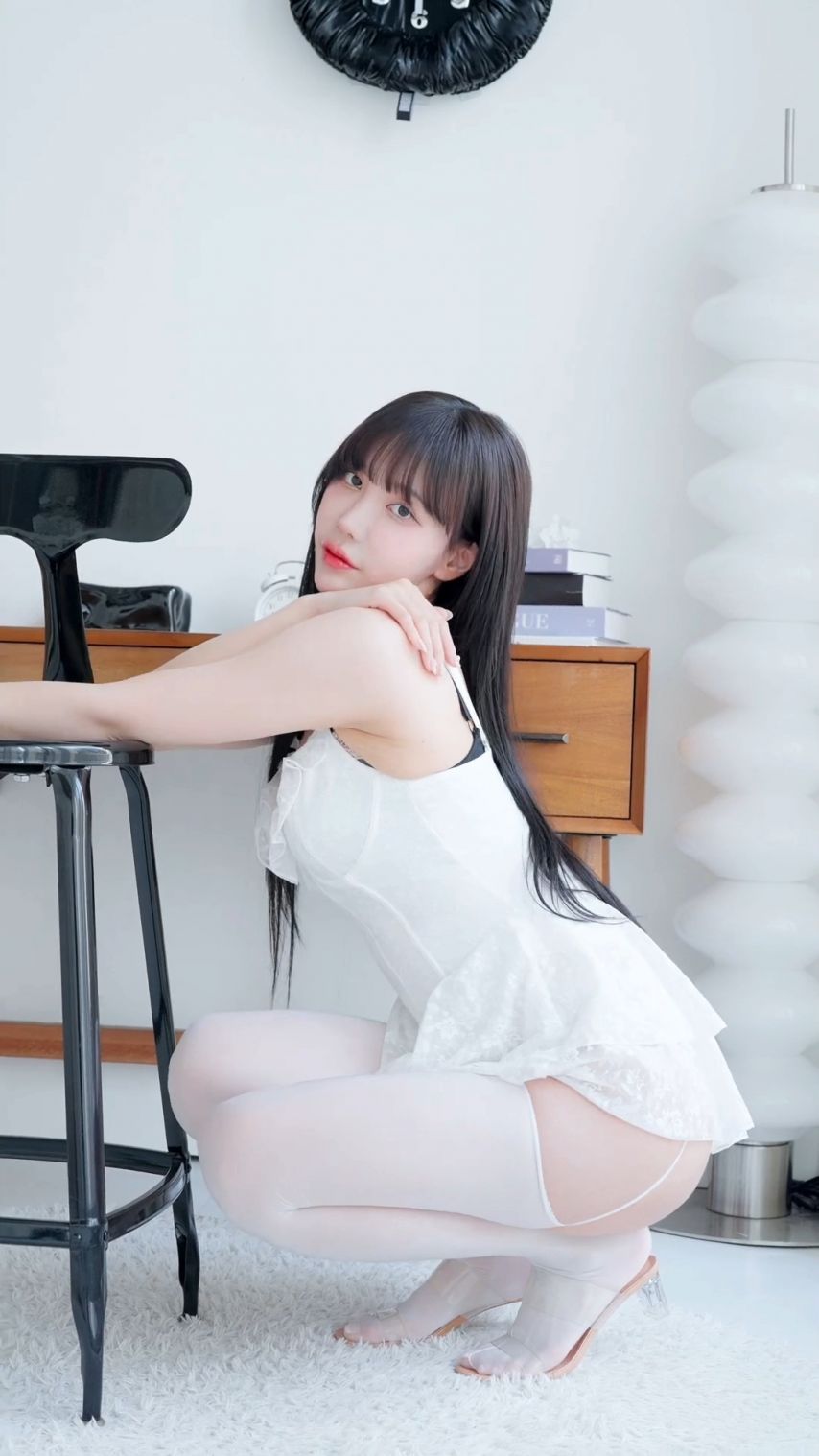 겨우디 뽀얀 피부와 어울리는 화이트 가터벨트.mp1_4.jpg