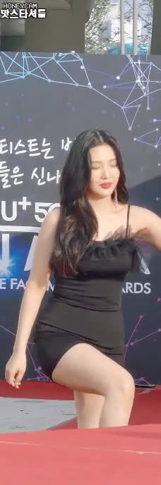 계단 오르는 조이.gif