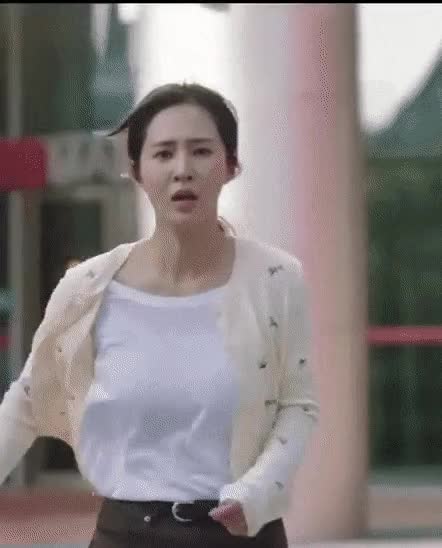 달려오는 처자.gif