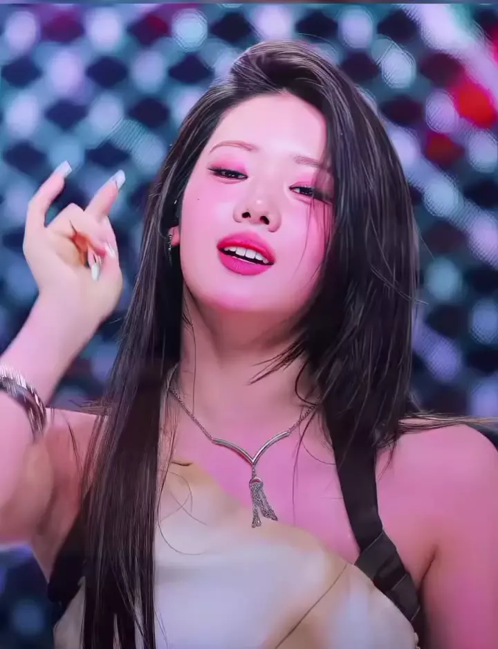 베이비몬스터 로라 겨드랑이_123352_1.webp