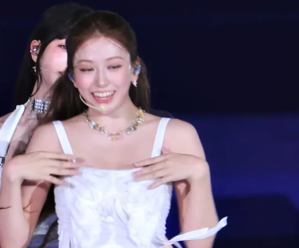 250705 안유진_118325_6.webp