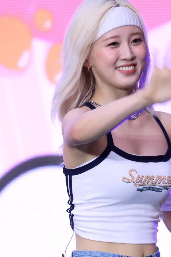 라잇썸 나영 10장.webp_105165_7.webp