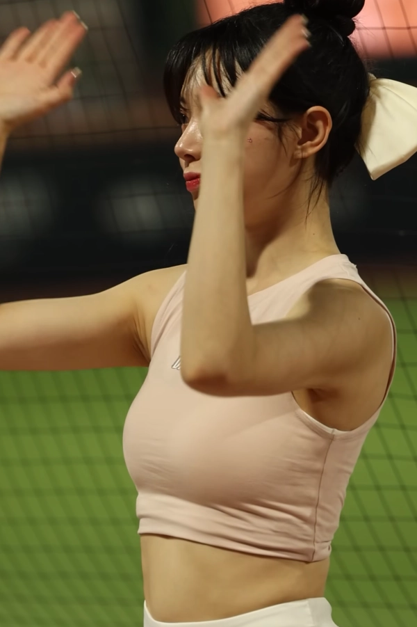 치어리더 김나연 7장.webp_117581_1.webp