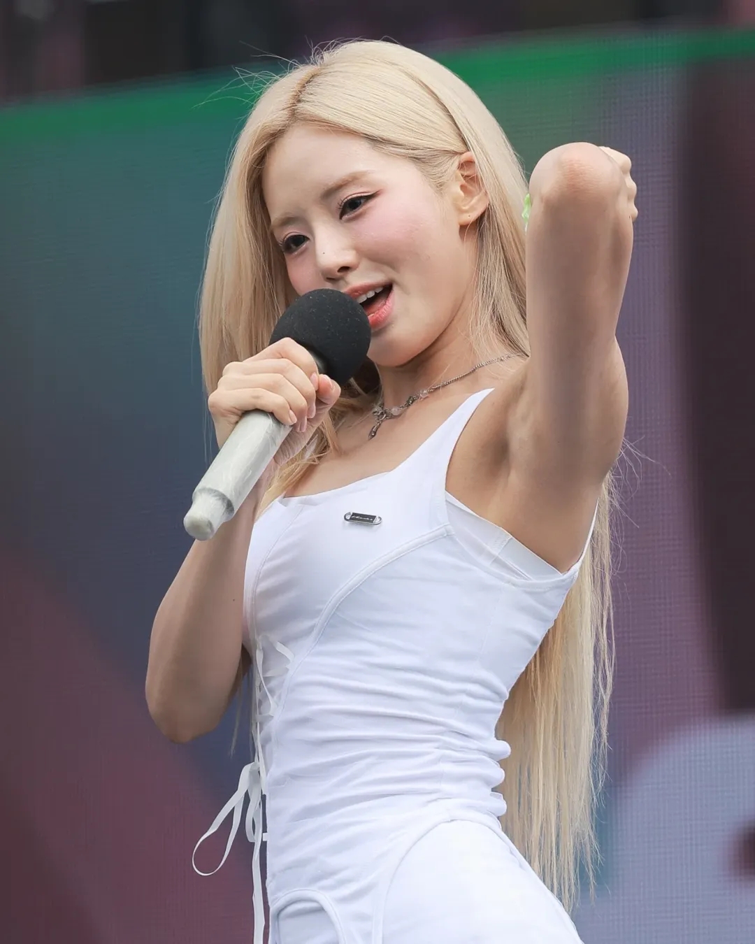 프로미스나인 박지원 확대 겨드랑이_117397_1.jpg