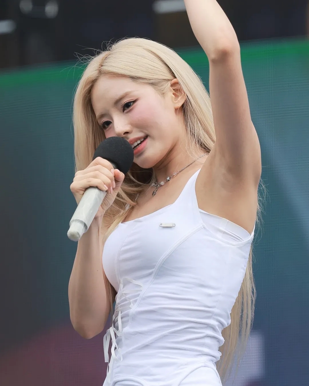 프로미스나인 박지원 확대 겨드랑이_117397_7.jpg