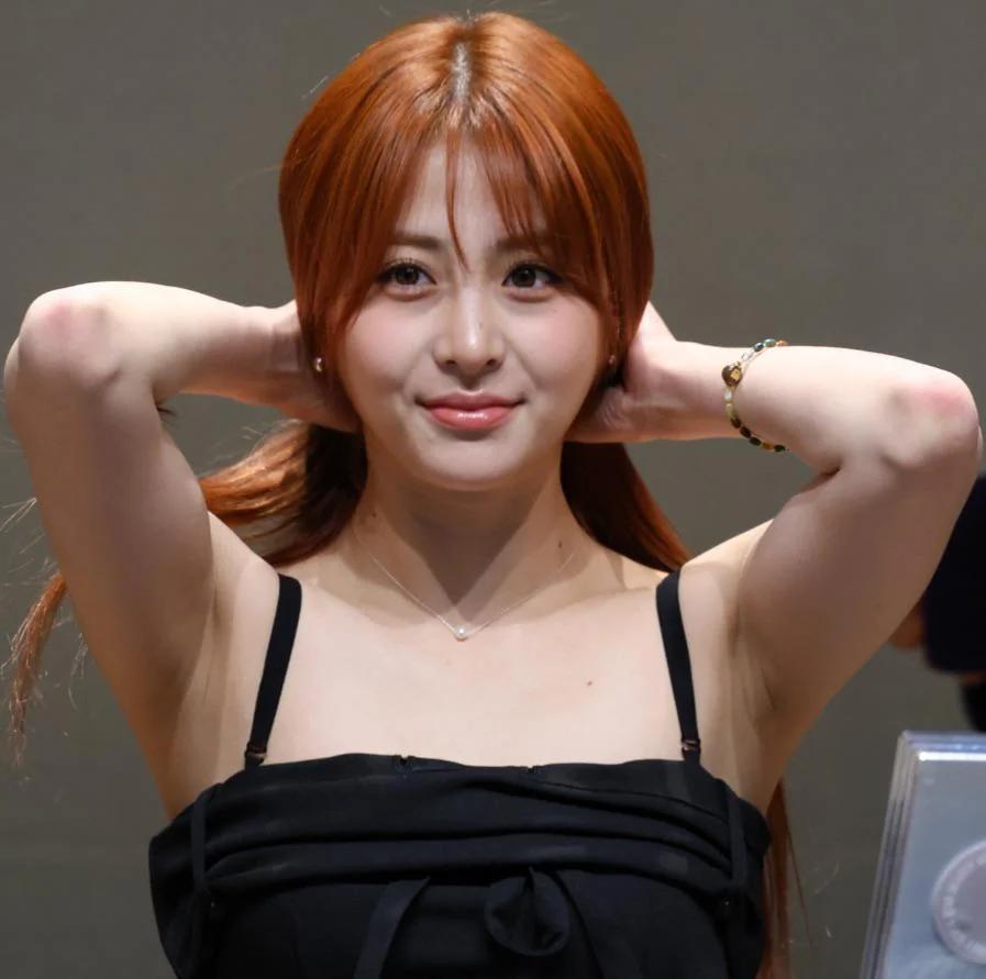 르세라핌 허윤진 겨드랑이_115888_1.webp.jpg
