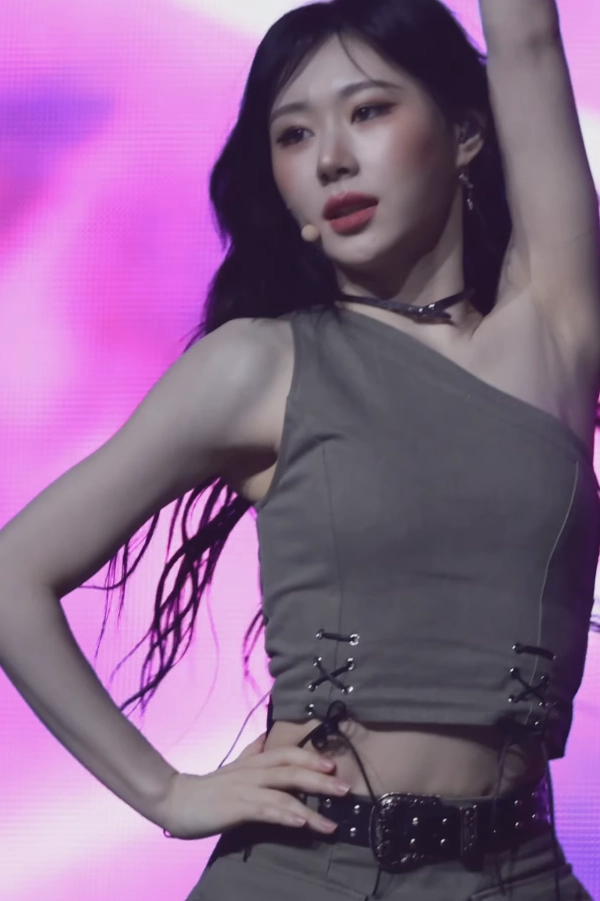 있지 채령 5장.webp_115896_1.webp