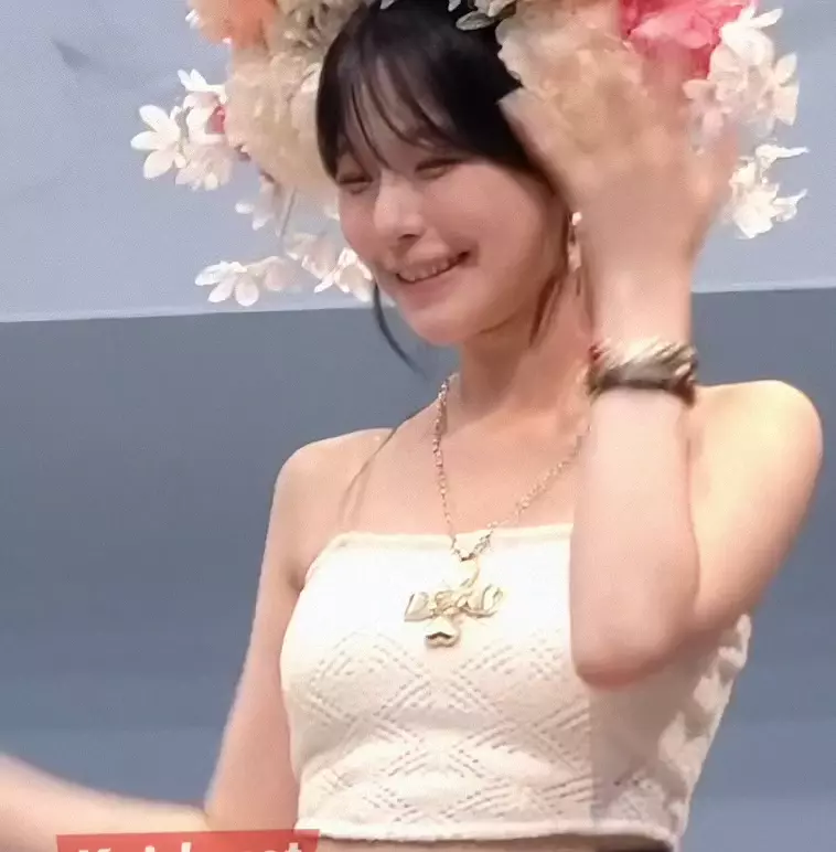 프로미스나인 백지헌 겨드랑이_118197_3.webp