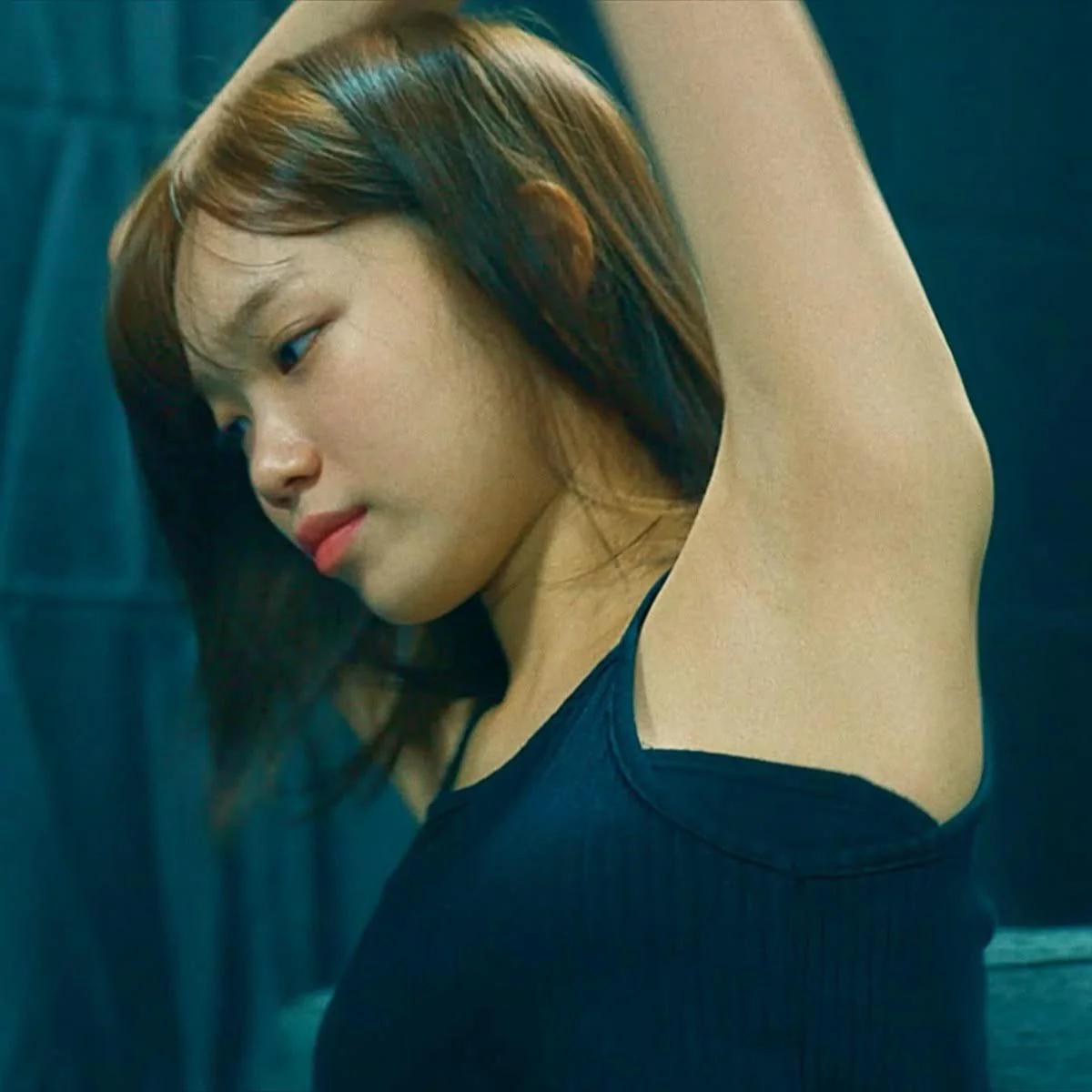 르세라핌 김채원 겨드랑이_118423_1.webp.jpg