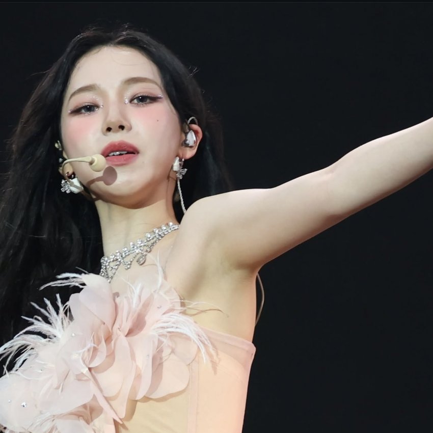 카메라 보면서 겨 보여주는 에스파 카리나_119670_1.jpeg