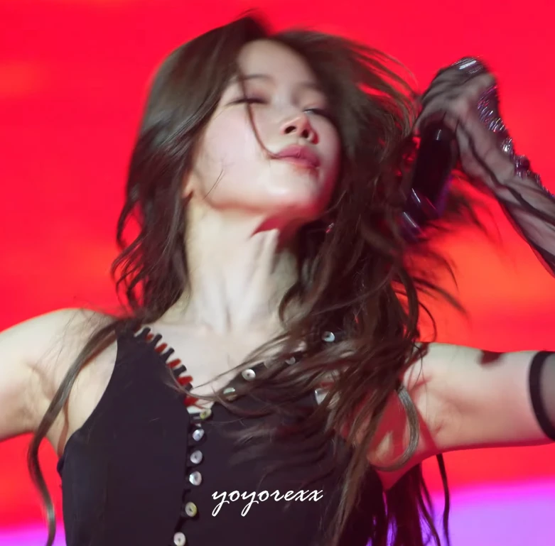 르세라핌 카즈하 겨드랑이_115541_2.webp