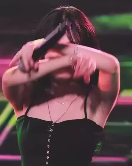 프로미스나인 백지헌 겨드랑이_123733_1.webp