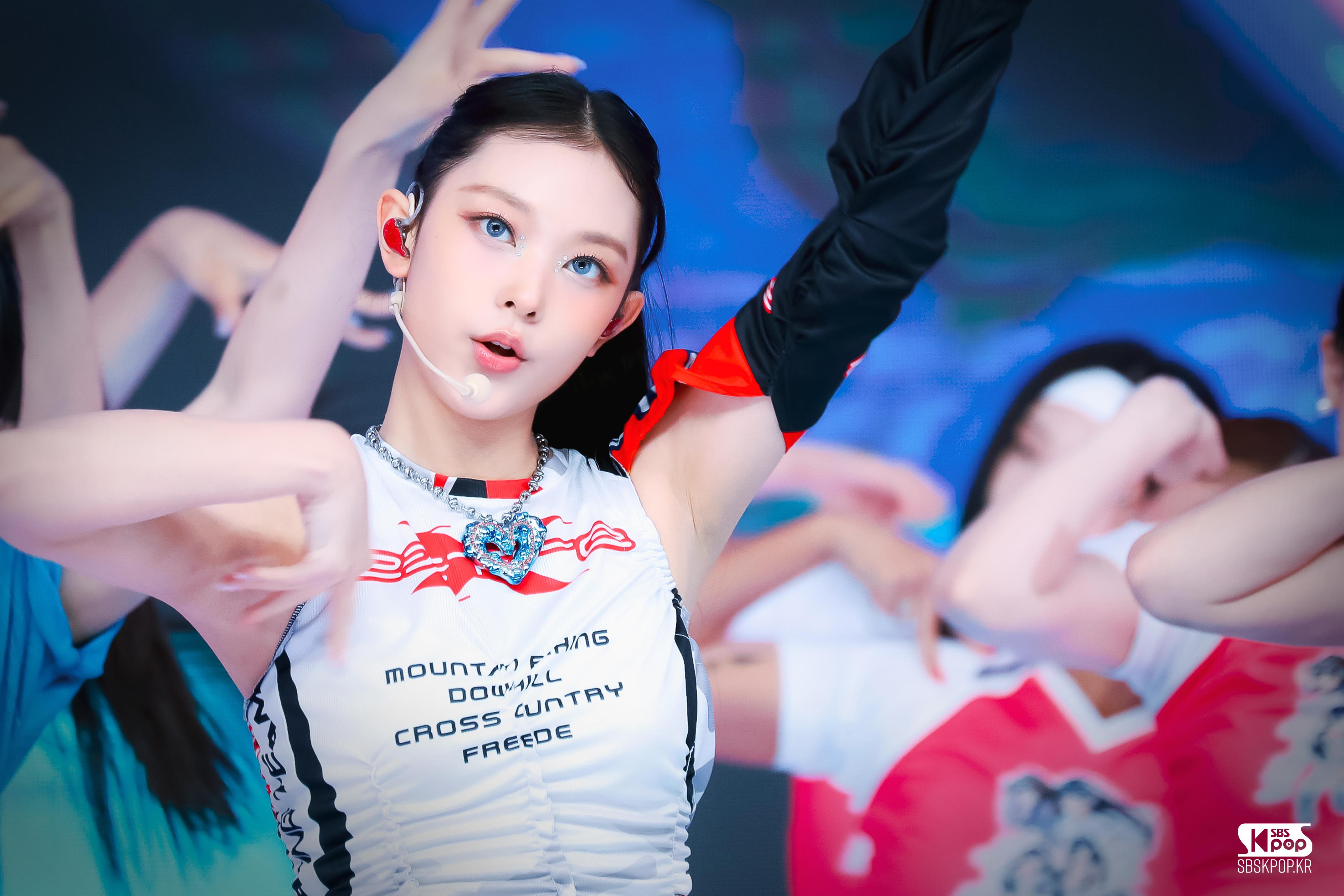 살짝 보이는 겨드랑이_119978_1.png.jpg