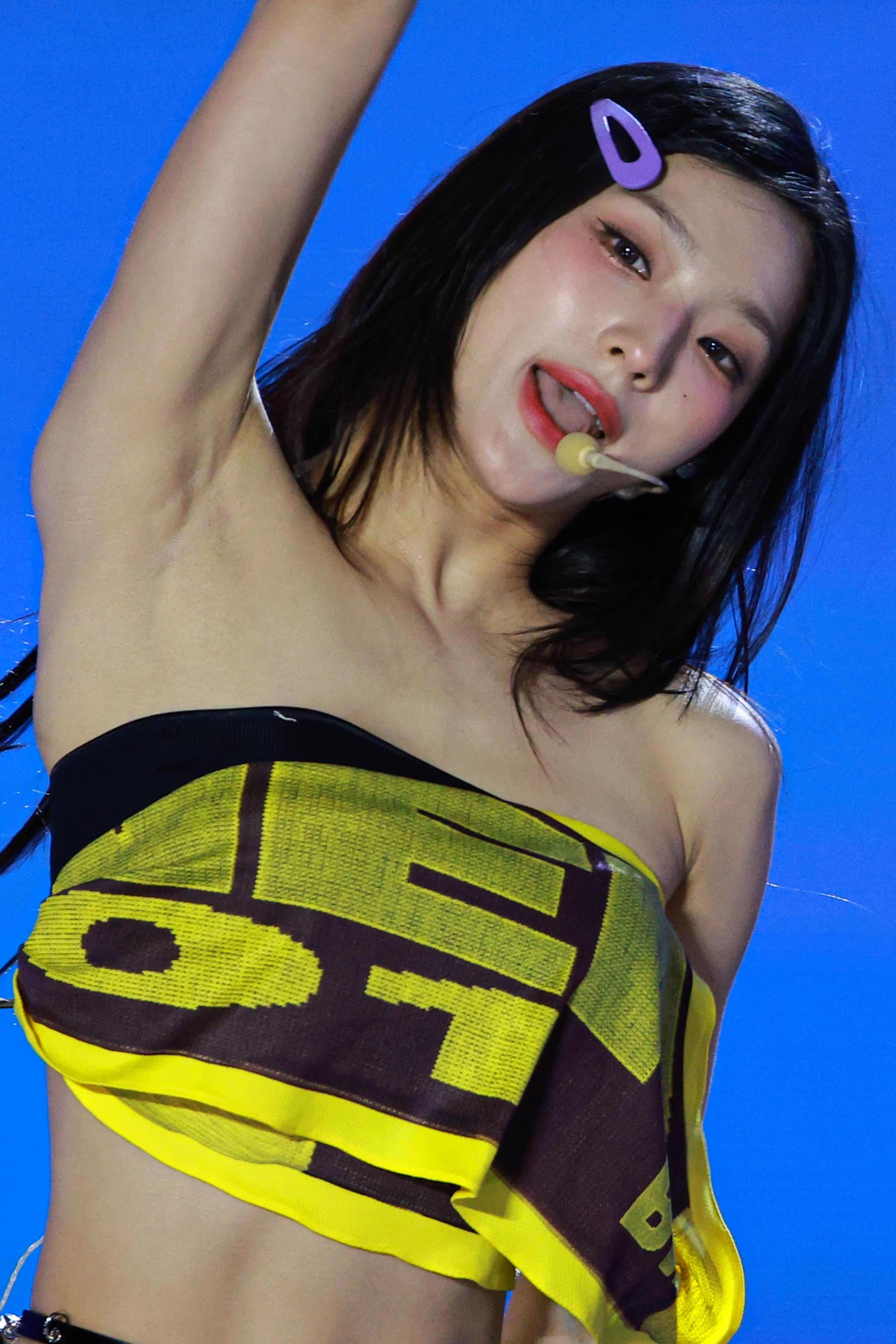 전 프로미스나인 이새롬 3단 확대 겨드랑이_117334_1.jpg