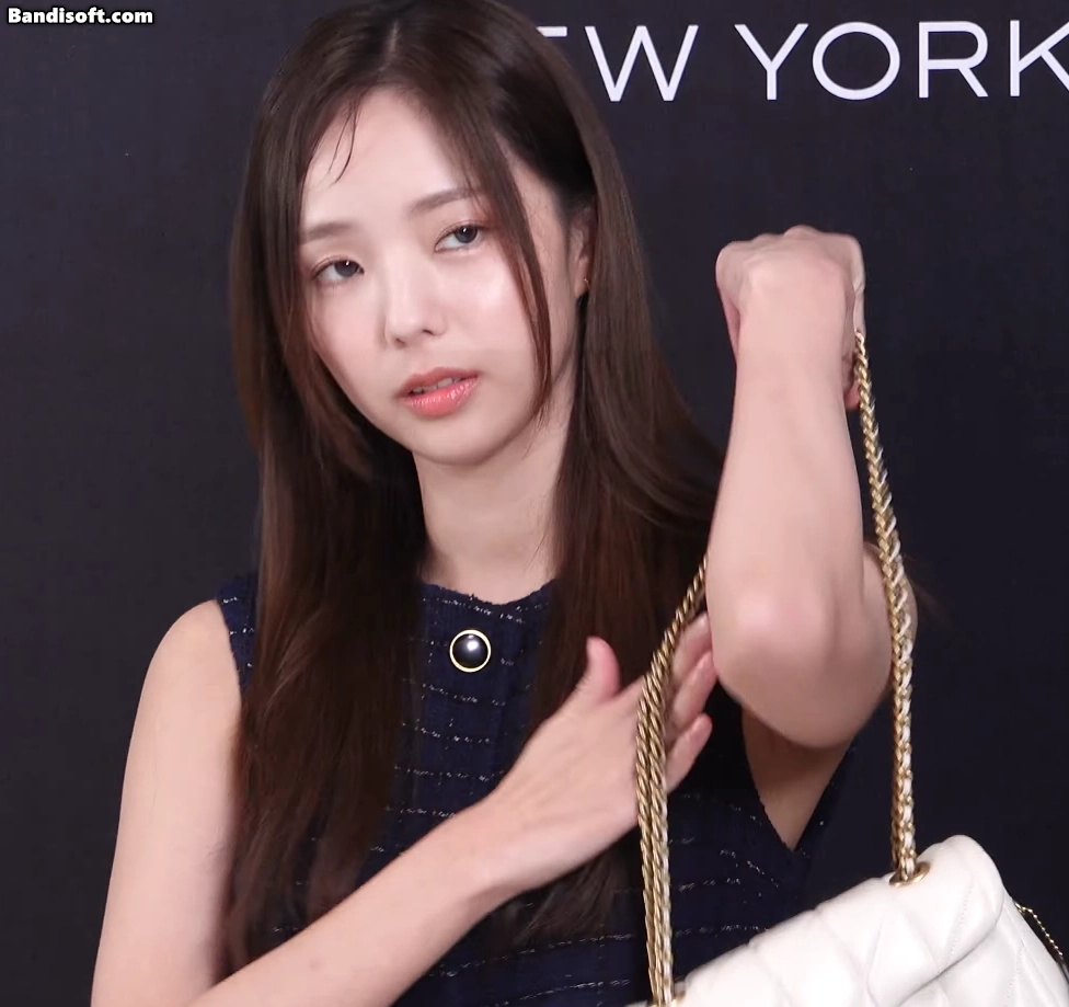 채수빈(250725 코치 포토콜)_119177_5.webp