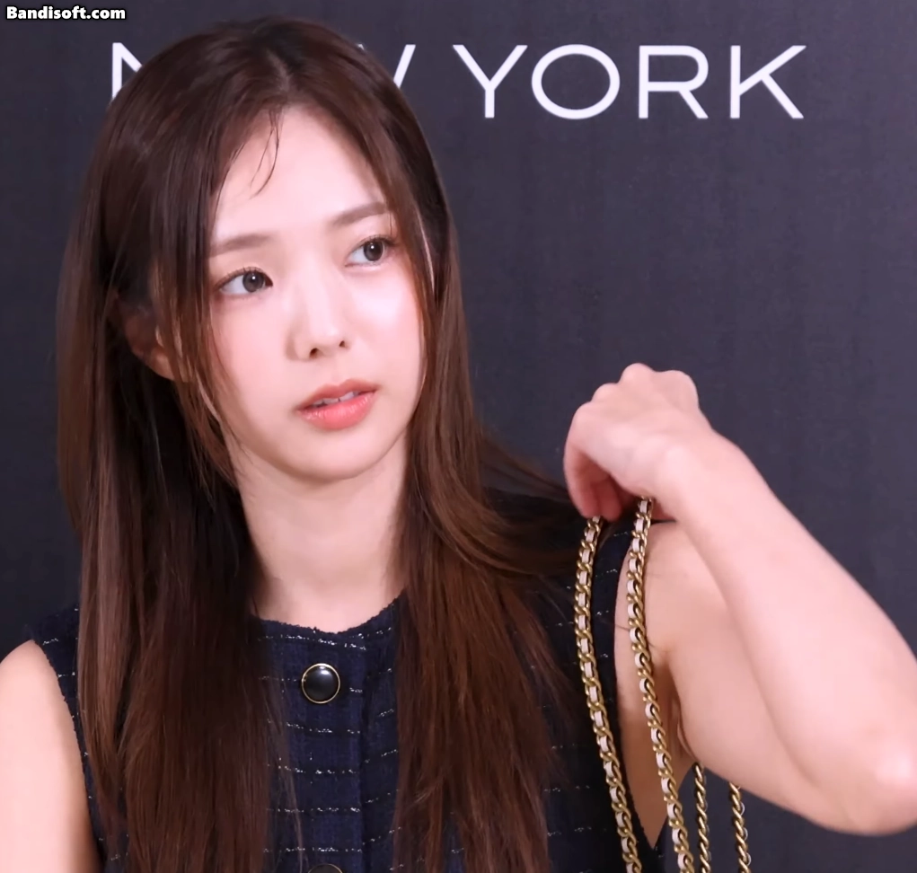 채수빈(250725 코치 포토콜)_119177_2.webp