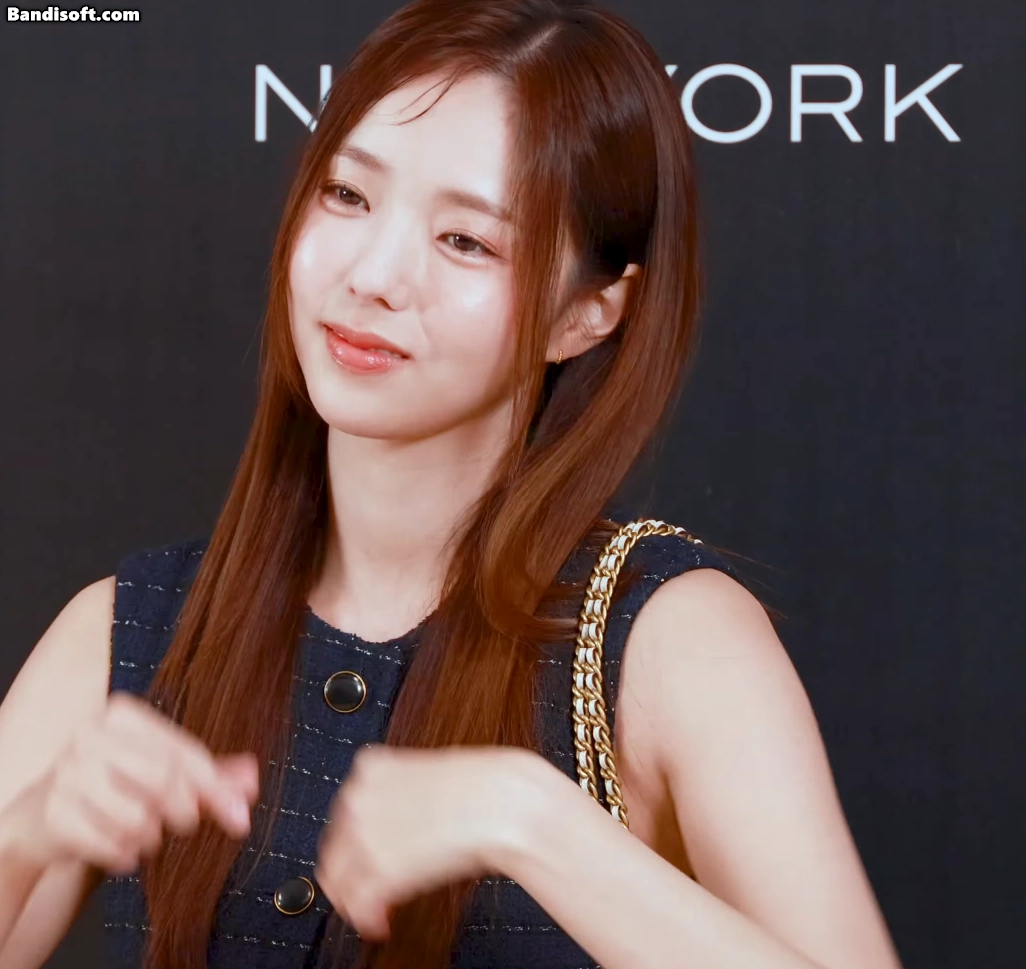 채수빈(250725 코치 포토콜)_119177_10.webp