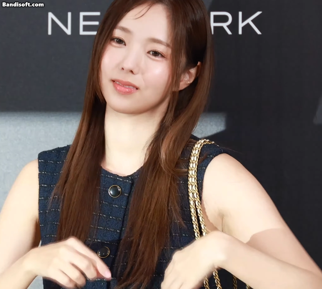 채수빈(250725 코치 포토콜)_119177_11.webp