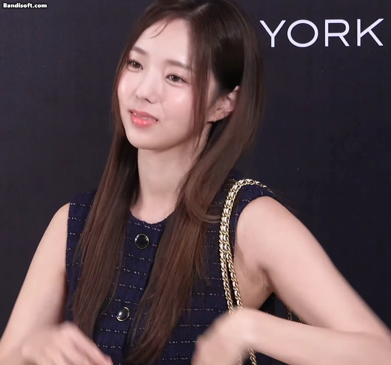 채수빈(250725 코치 포토콜)_119177_7.webp