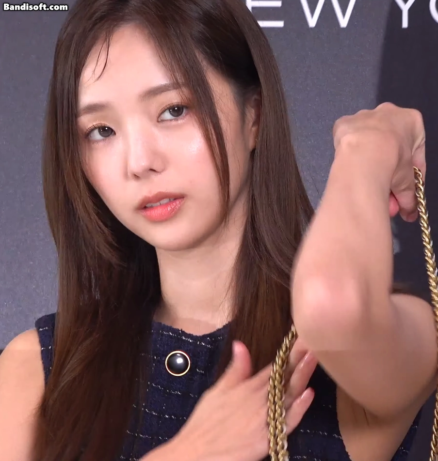 채수빈(250725 코치 포토콜)_119177_3.webp