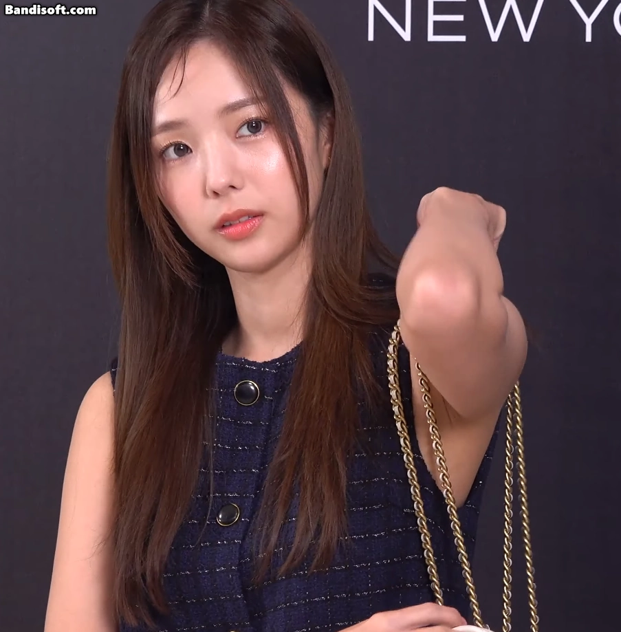 채수빈(250725 코치 포토콜)_119177_4.webp