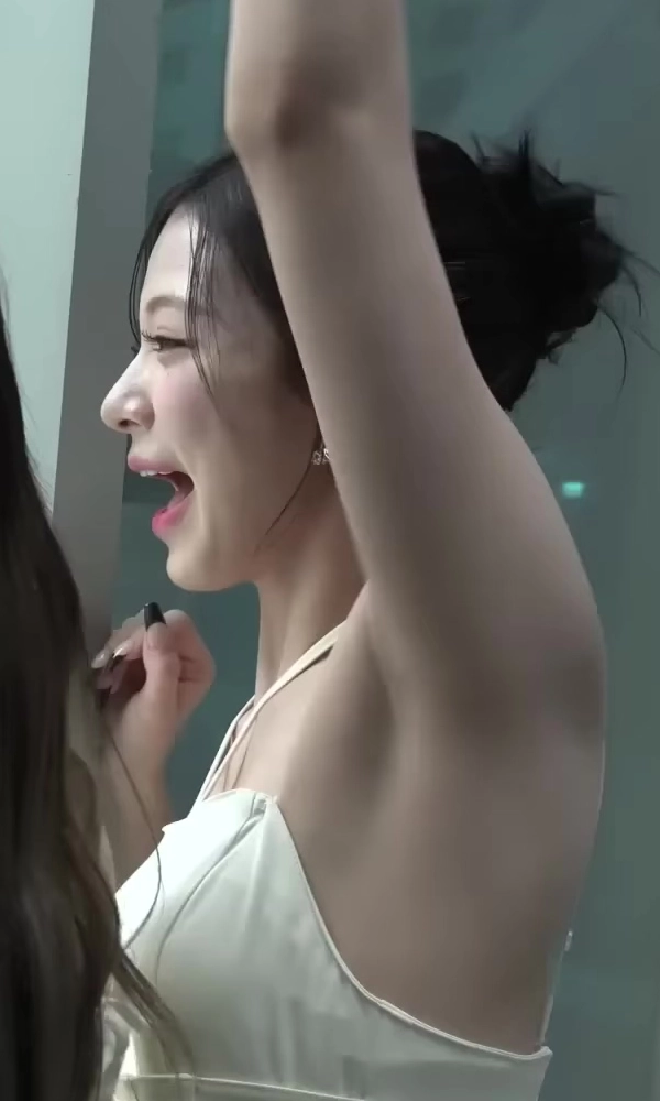 프로미스나인 이채영 겨드랑이_115778_2.webp