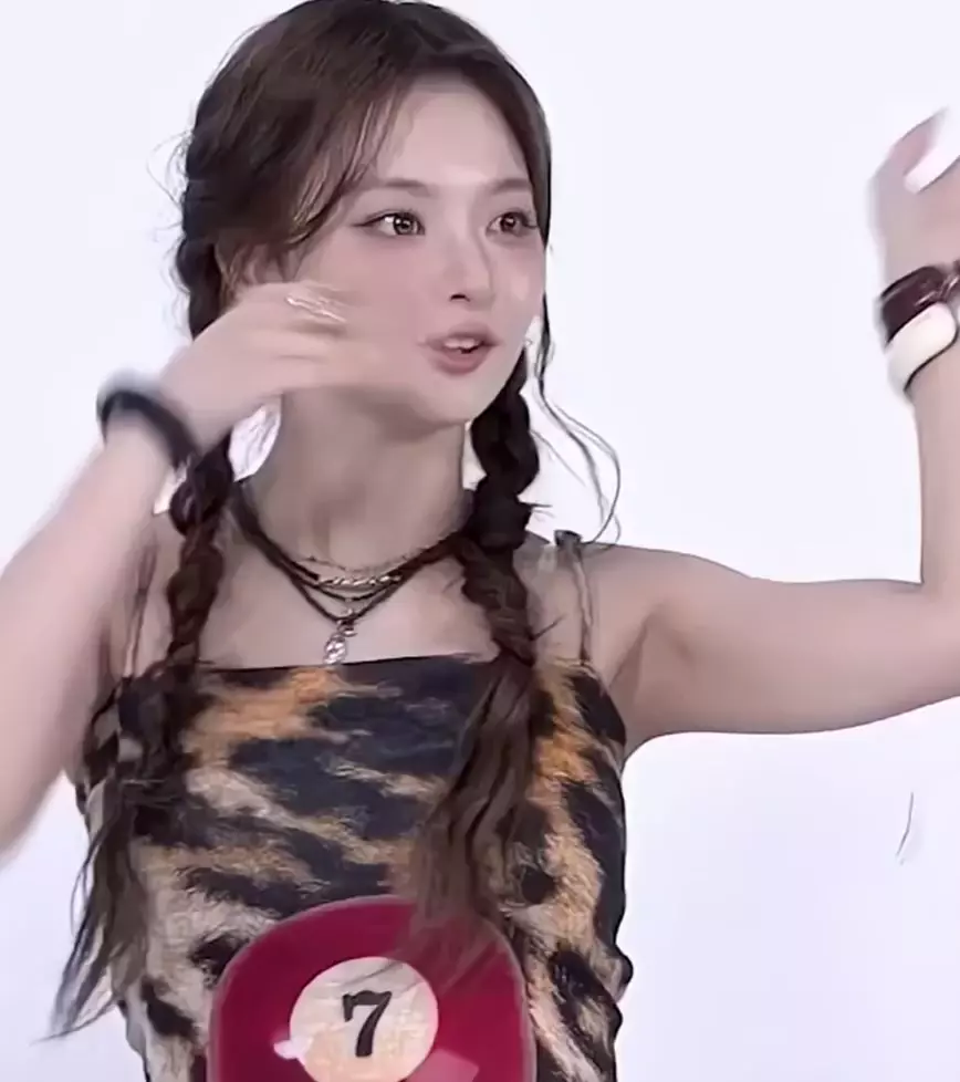 프로미스나인 이나경 겨드랑이_120660_1.webp