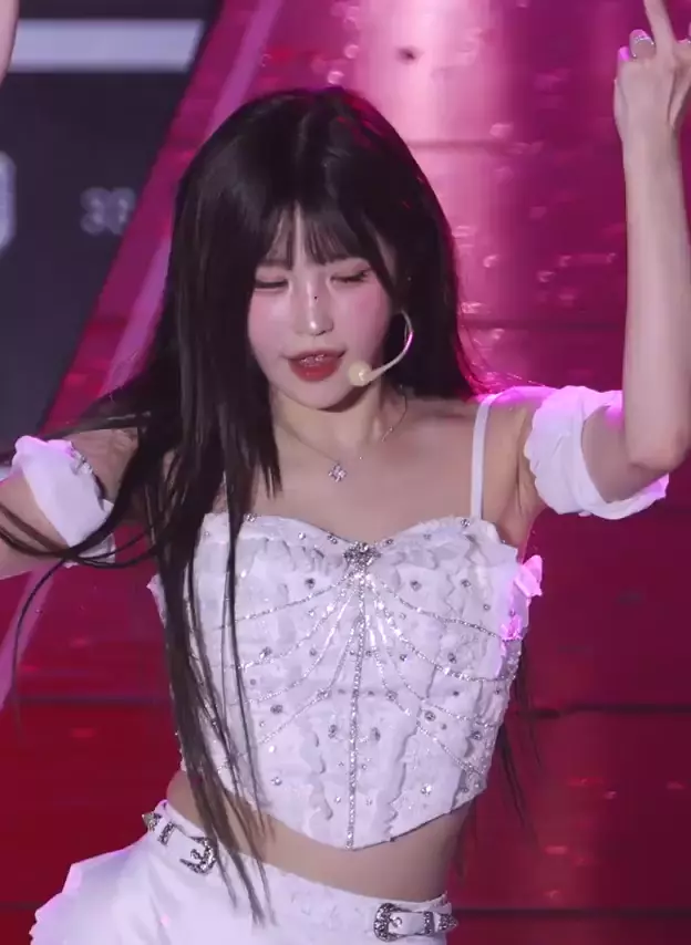 프로미스나인 송하영 겨드랑이_119745_1.webp