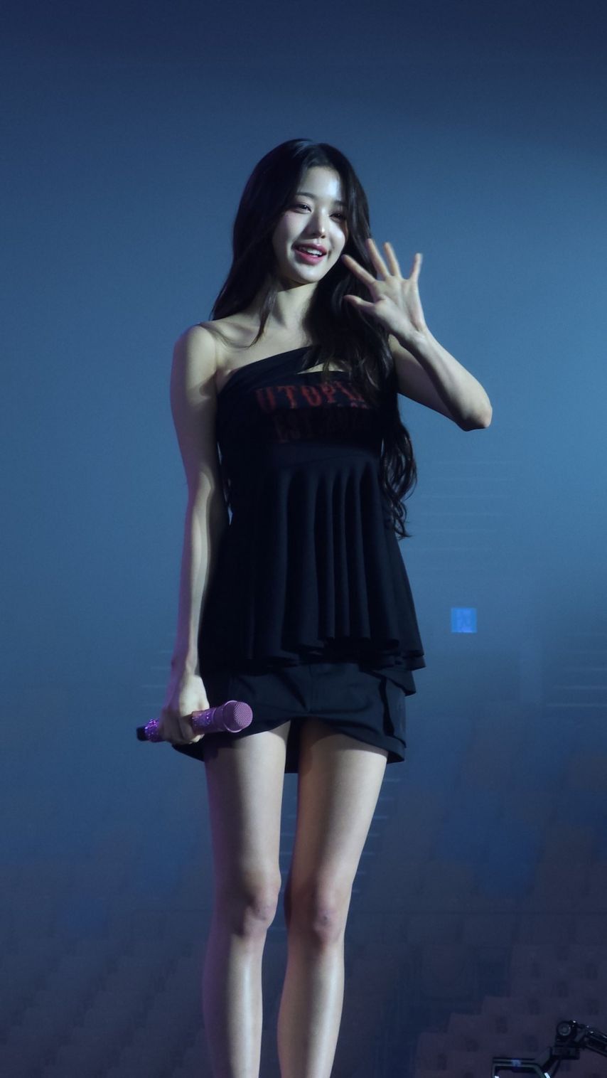 미모 기럭지 아이브 장원영 밑에서 찍은 검정초미니 각선미10.jpg