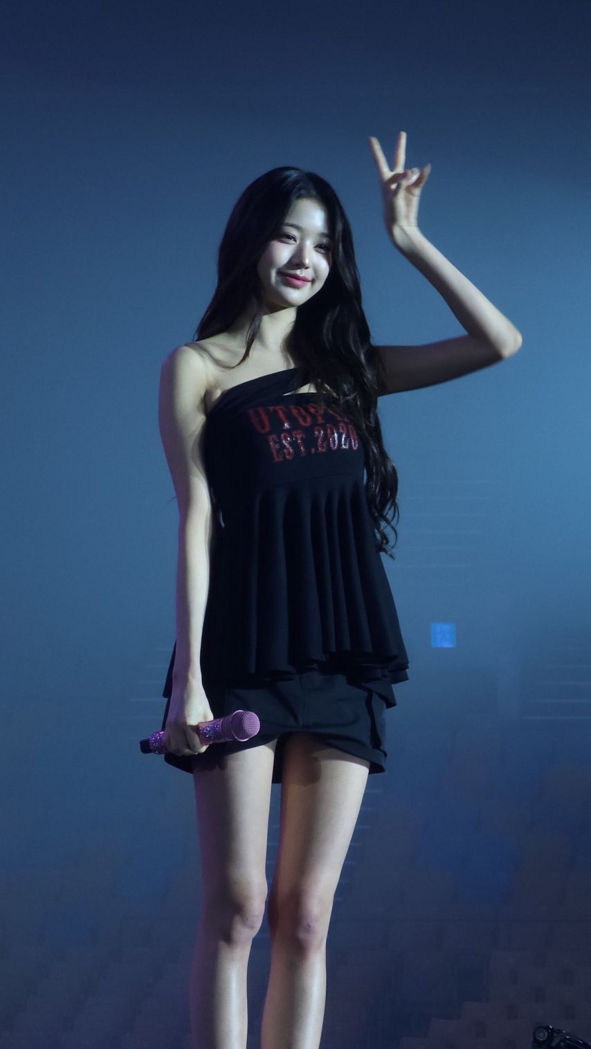 미모 기럭지 아이브 장원영 밑에서 찍은 검정초미니 각선미11.jpg