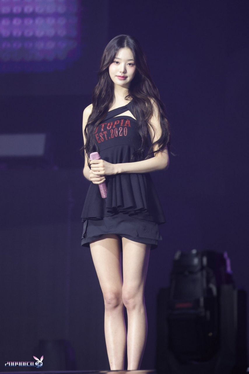미모 기럭지 아이브 장원영 밑에서 찍은 검정초미니 각선미13.jpg