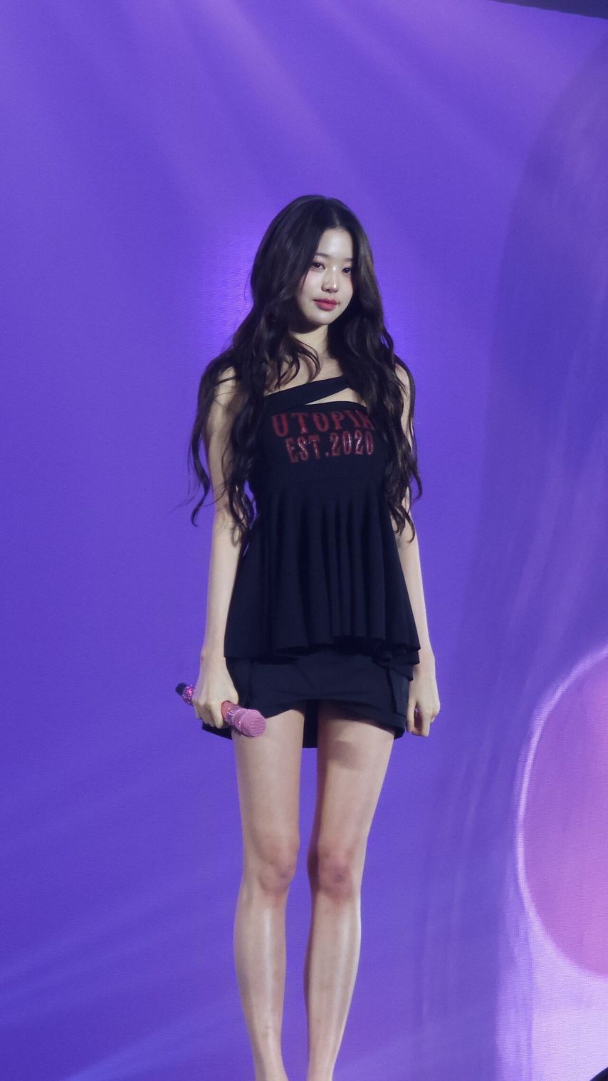 미모 기럭지 아이브 장원영 밑에서 찍은 검정초미니 각선미12.jpg