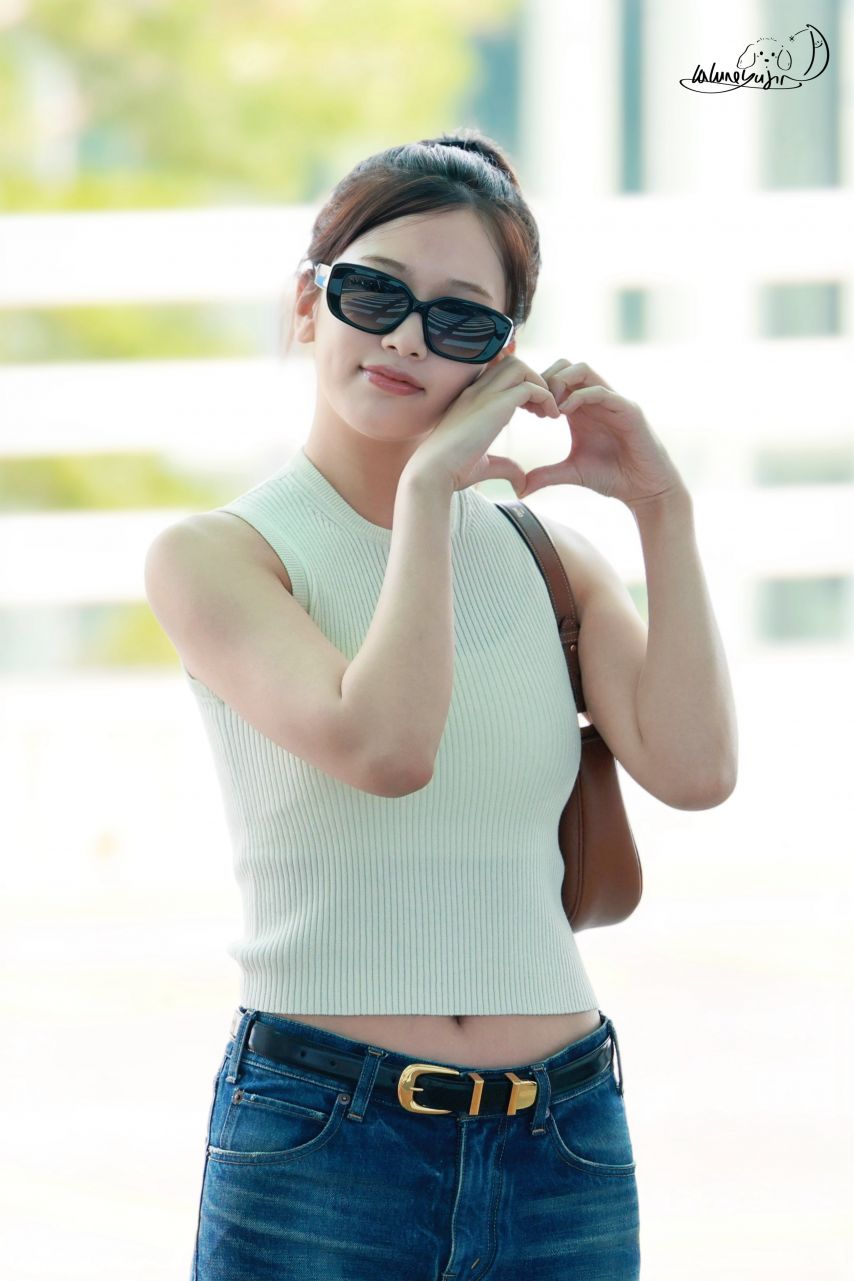 [아이브] 선글라스 포니테일 안유진 흰 골지나시 야꼽 + 청바지 몸매5.jpg