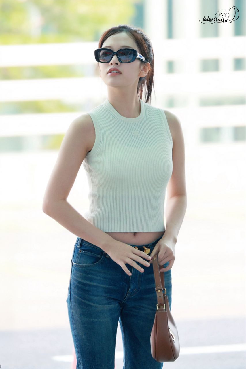 [아이브] 선글라스 포니테일 안유진 흰 골지나시 야꼽 + 청바지 몸매4.jpg