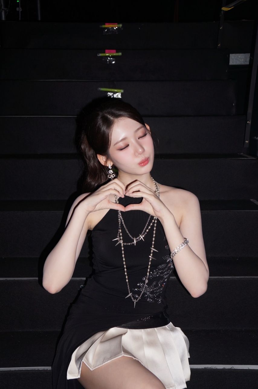 베이비몬스터 로라1_1.jpg