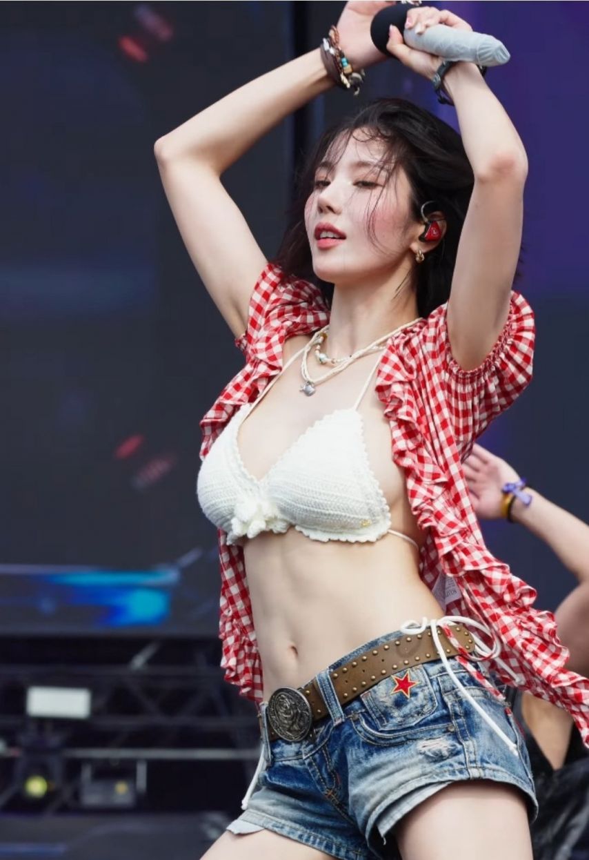 핫한 권은비 워터밤 사진1_2.jpg