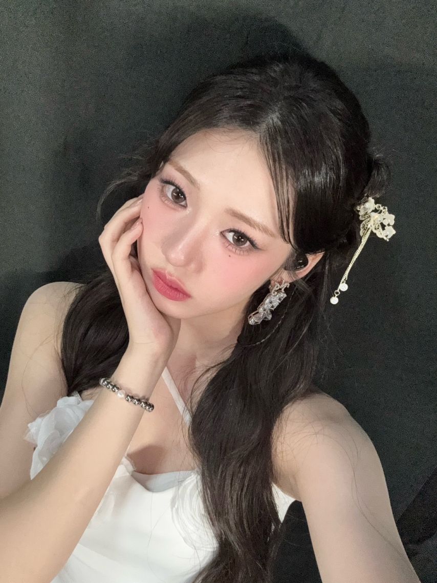 베이비몬스터 로라1_3.jpg
