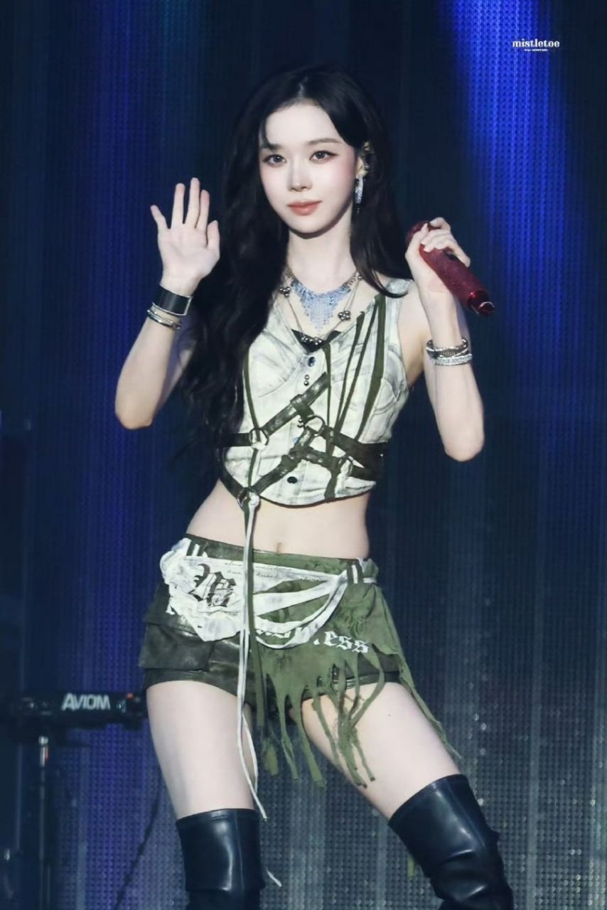 오사카 썸머소닉 에스파 윈터 매끈한 허리라인1_4.jpeg