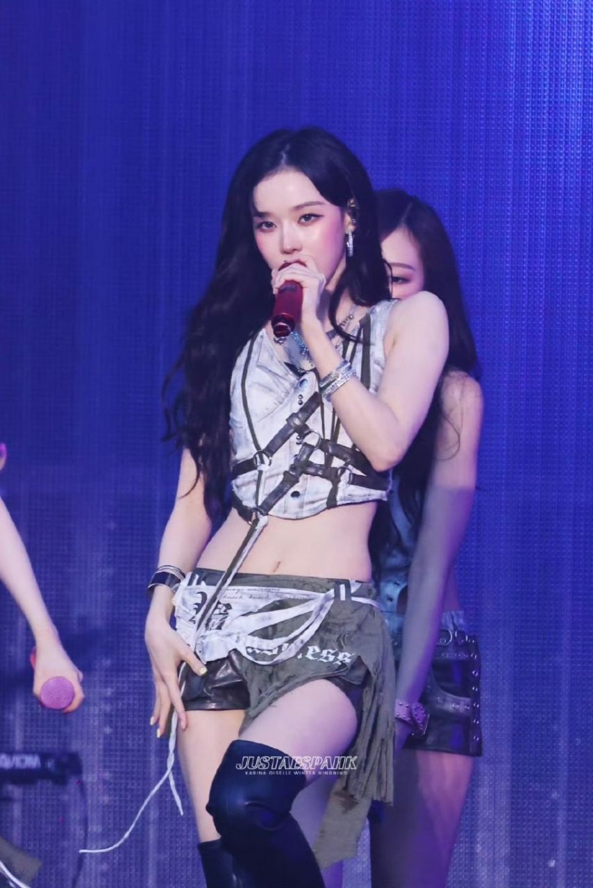 오사카 썸머소닉 에스파 윈터 매끈한 허리라인1_2.jpeg