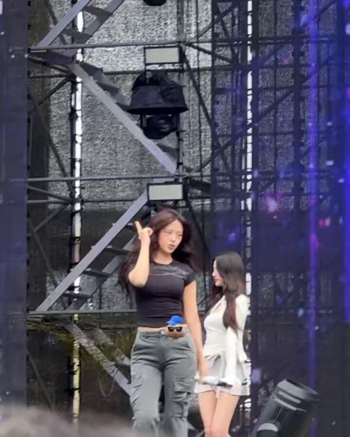 리허설 하는 아이브 안유진 봉긋한 검정크롭티 + 카고바지 팬티자국40.jpg