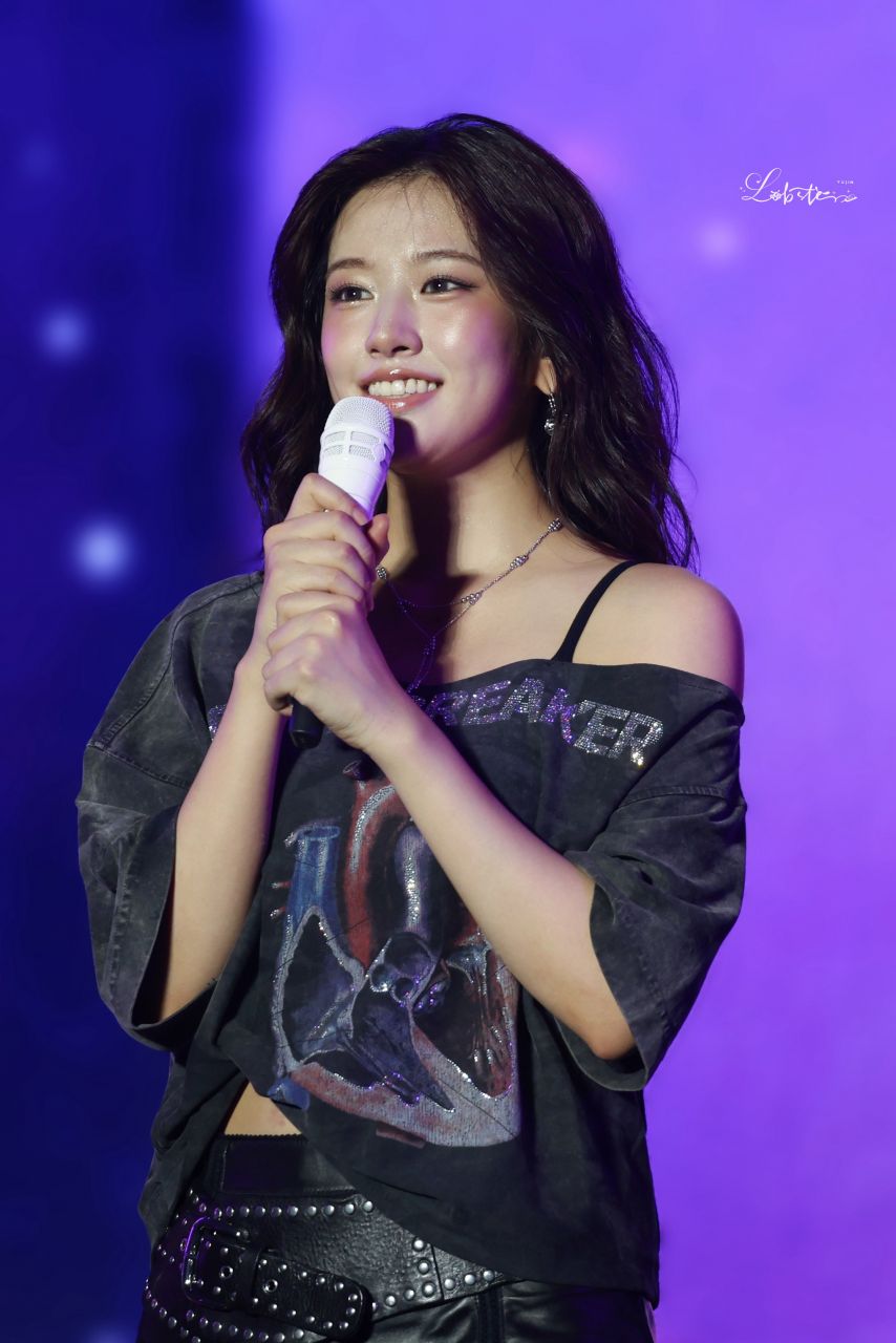 리허설 하는 아이브 안유진 봉긋한 검정크롭티 + 카고바지 팬티자국47.jpg