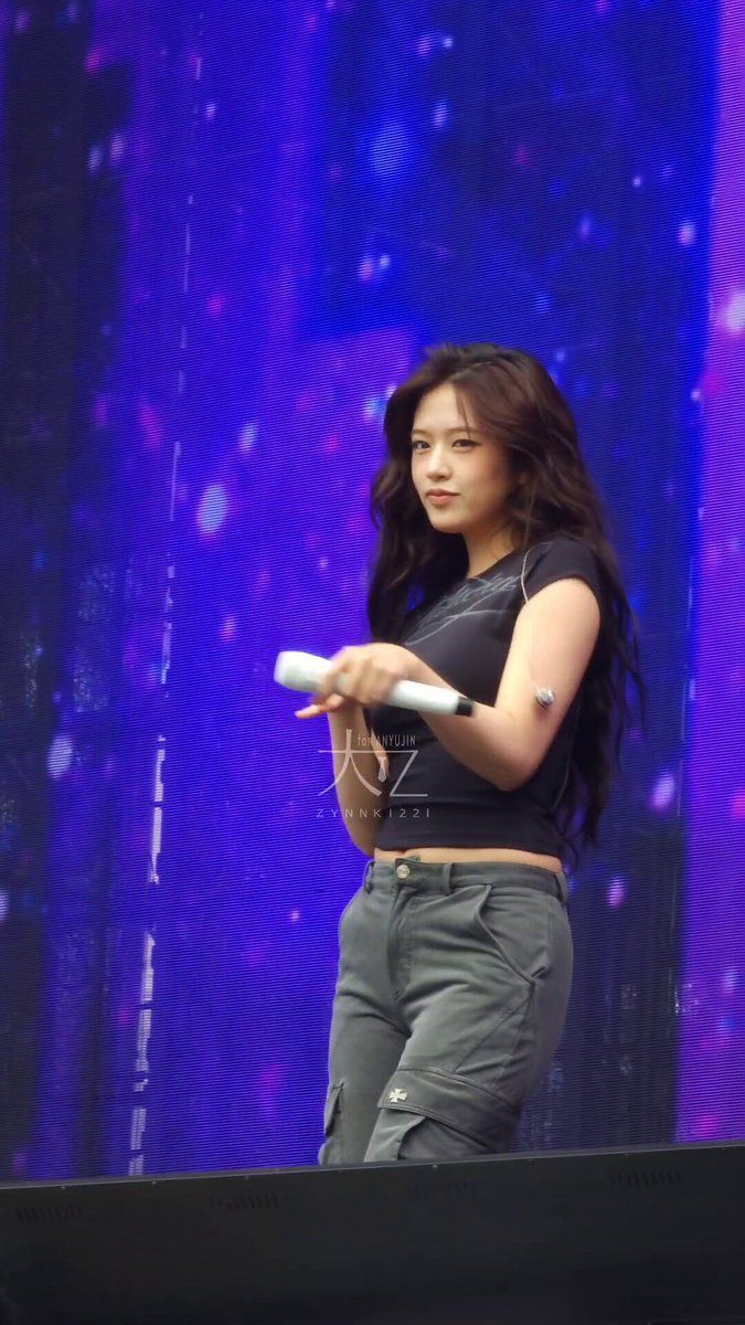 리허설 하는 아이브 안유진 봉긋한 검정크롭티 + 카고바지 팬티자국43.jpg