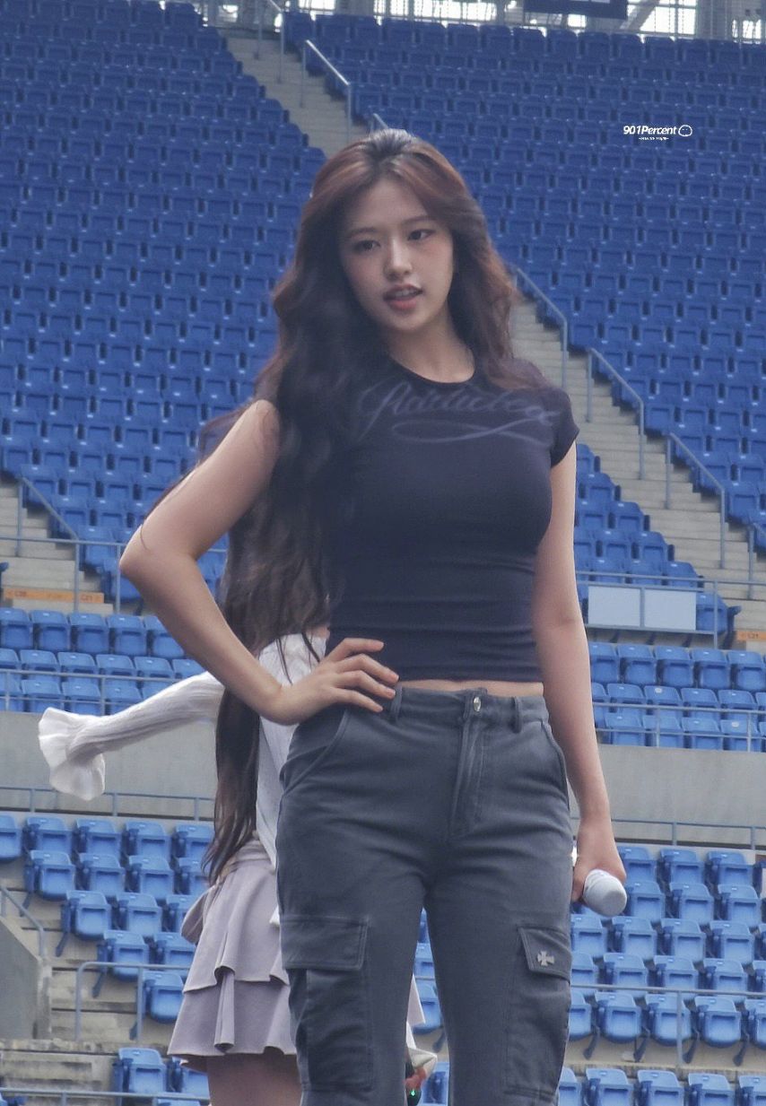 리허설 하는 아이브 안유진 봉긋한 검정크롭티 + 카고바지 팬티자국41.jpg