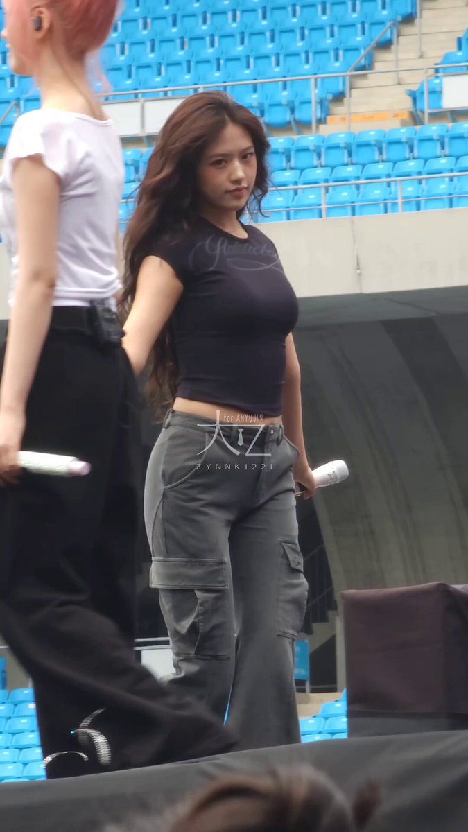 리허설 하는 아이브 안유진 봉긋한 검정크롭티 + 카고바지 팬티자국42.jpg
